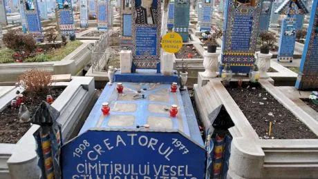 Ce scrie pe crucea omului care a fondat Cimitirul Vesel de la Săpânța?