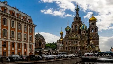 S-a născut în Sankt Petersburg, a mers la școală în Petrograd, s-a căsătorit în Leningrad și a murit în Sankt Petersburg fără să schimbe orașul. Cum e posibil?