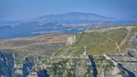 Cum a fost construită Crucea Caraiman pe vârful muntelui?