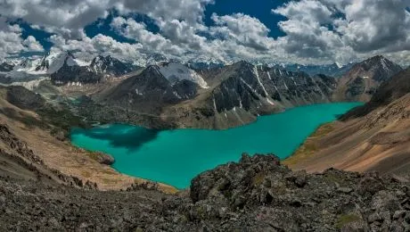 Există un lac care se mișcă cu câteva sute de metri pe an?