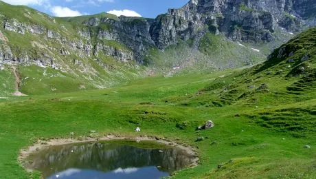 E adevărat că în Munții Bucegi există un lac ce apare când moare un om?