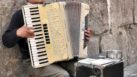 Cum suna prima manea care a fost cântată în România?