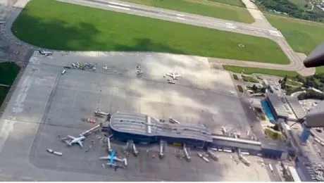 Este adevărat că pe aeroportul Otopeni există un terminal în formă de vioară?