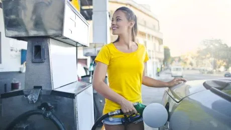 Cât ar costa litrul de carburant dacă statul nu ar mai opri accize și taxe?