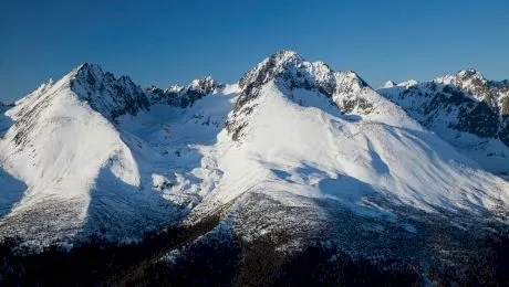 Care este cel mai înalt vârf din Munții Carpați? Unde se află acesta?