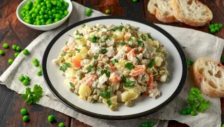 Care este diferența dintre salata de boeuf și salata à la rousse?