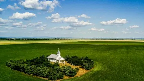 Care este povestea bisericii din România a cărei ușă se deschide singură?