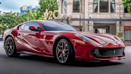 Vrei să fii REGE pentru o zi? Cât costă să închiriezi un Ferrari în București?