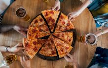 Cum trebuie să ții felia de pizza pentru ca toppingurile să nu cadă de pe felie?