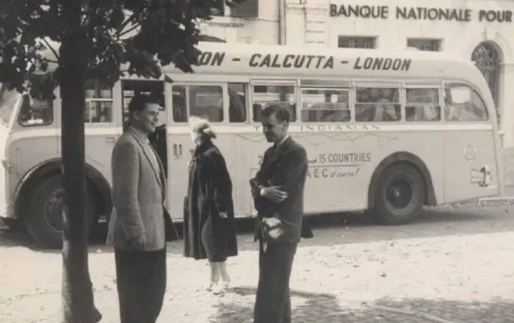 Fabuloasa istorie a autobuzului care făcea curse regulate din Marea Britanie în India. Cât dura un drum?