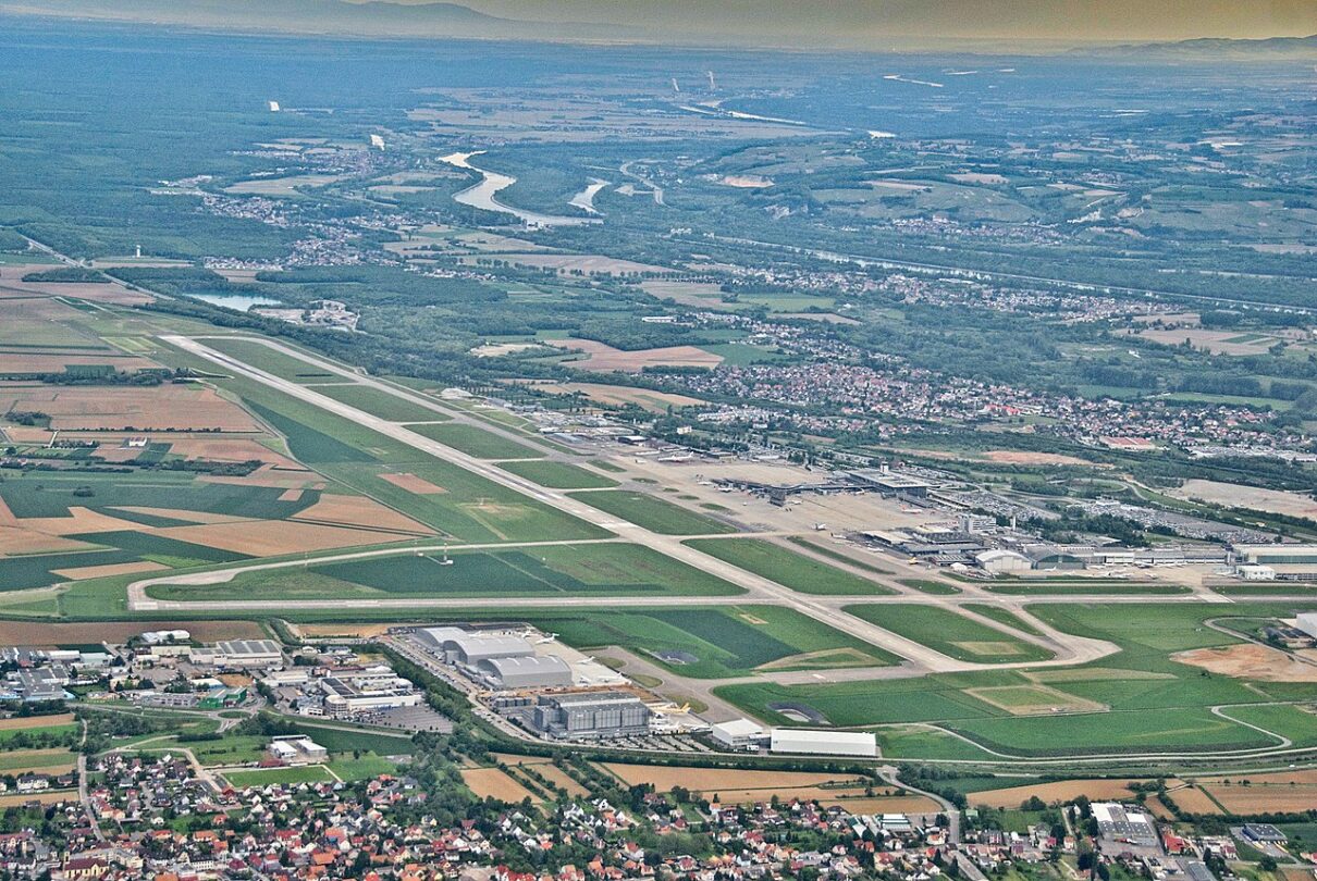 Care este singurul aeroport din Europa condus de două țări? Unii au pus terenul, alții au construit!