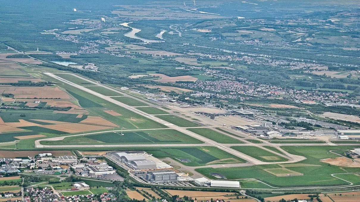 Care este singurul aeroport din Europa condus de două țări? Unii au pus terenul, alții au construit!